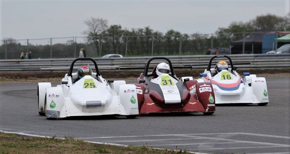 I finaleheatet var der også godt race lidt nede i feltet, tæt kamp om pladserne 4 – 6. I nr. 25 William Wulf, i nr. 31 Benjamin Frislund og i nr. 16 Lasse Ploeg
(Foto: Aquila Foto)